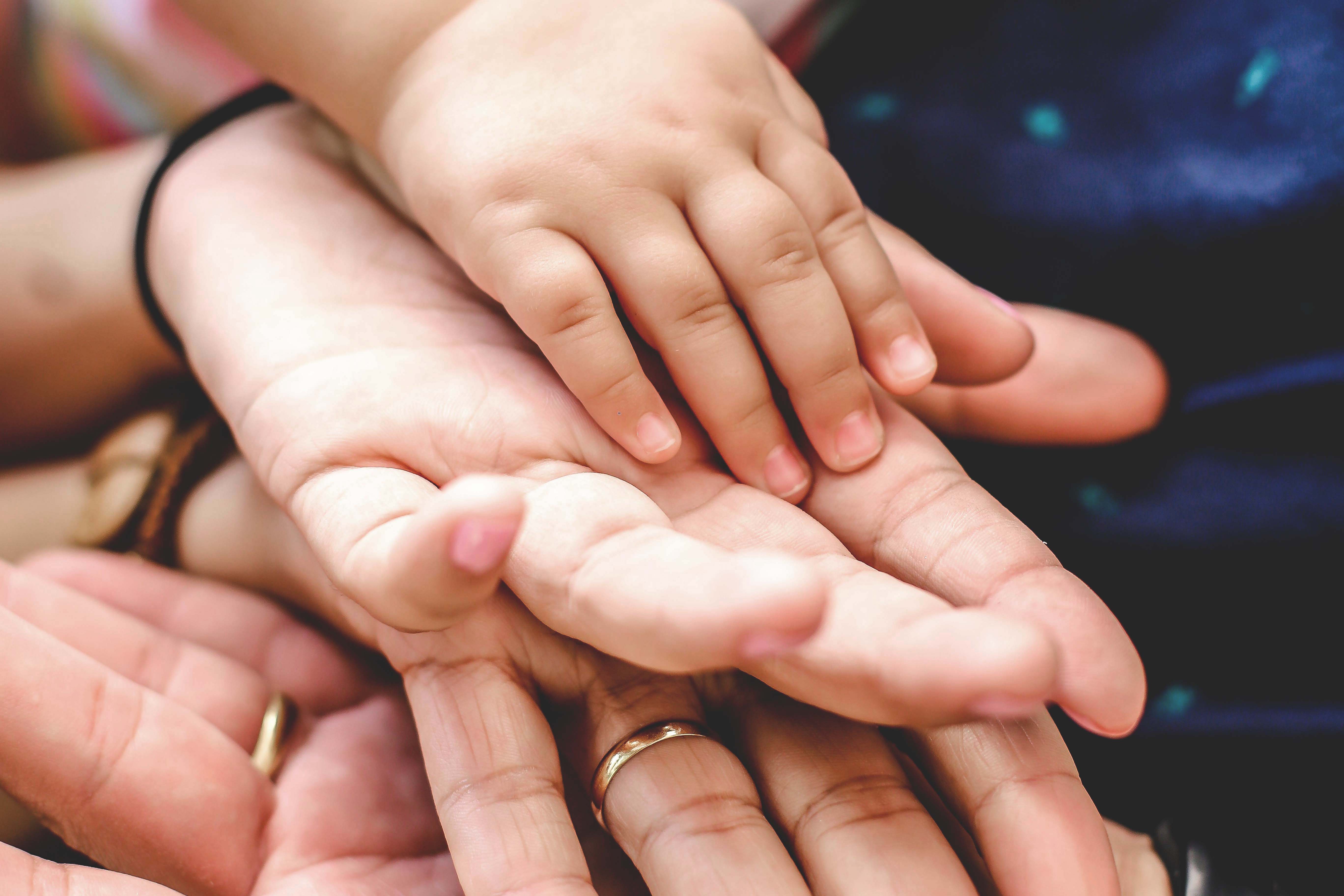 Tre händer från olika gamla människor.